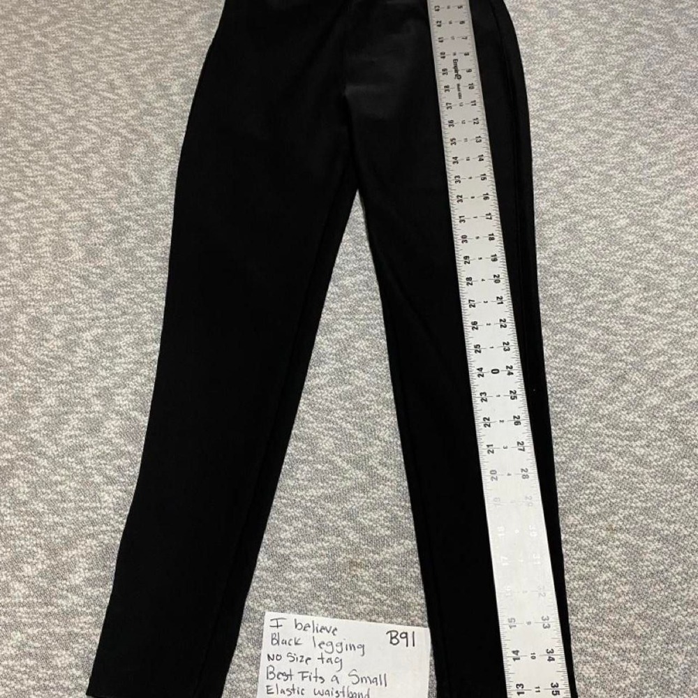 I believe Black leggings no size tag best fits à women S. SKU-B91